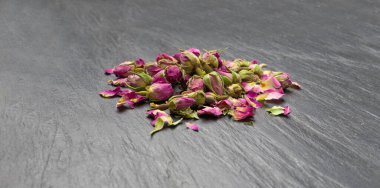 Kuru Gül Tomurcukları, Pembe Çiçek Çayı için Gül Yaprakları, Kurumuş Pers Gülleri, Siyah Taş Tabaka Arkaplanındaki Gül Tomurcukları