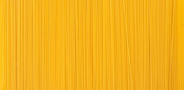 Çiğ spagetti, kuru spagetti, uzun buğday eriştesi, beyaz arka planda pişirilmemiş İtalyan makarnası.