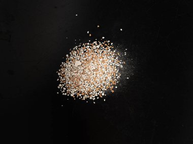 Kırık yumurta kabuğu, ezilmiş yumurta kabuğu, kalsiyum takviyesi, çatlamış yumurta kabuğu, doğal gübre bileşeni, kırılmış yumurta kabuğu siyah arka planda üst görünüm