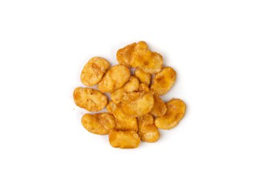 Kızarmış fasulye atıştırmalığı izole edilmiş, kızarmış vicia faba, baharatlı bakla, salata için çıtır fasulye cipsi ya da beyaz arka planda yemek.