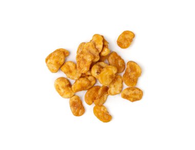 Kızarmış fasulye atıştırmalığı izole edilmiş, kızarmış vicia faba, baharatlı bakla, salata için çıtır fasulye cipsi ya da beyaz arka planda yemek.