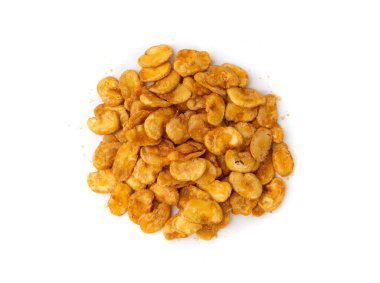 Kızarmış fasulye atıştırmalığı izole edilmiş, kızarmış vicia faba, baharatlı bakla, salata için çıtır fasulye cipsi ya da beyaz arka planda yemek.