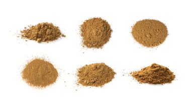 Garam masala tozu karışımı izole edilmiş. Yer baharatı karışımları ve rezene tozu ile karıştırılmış otlar, zemin biberi, karanfil, tarçın, sprey, kakule, köri, kimyon, kişniş üst görünümü