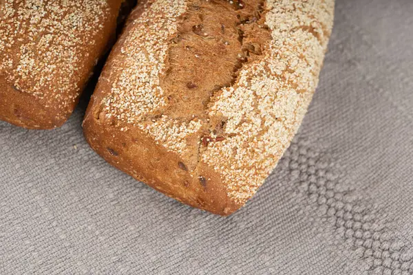 Kepekli tam buğday ekmeği, fitness kabaklı havuçlu çörekler tohumlu tahıllı ekmekli çavdar ekmeği.