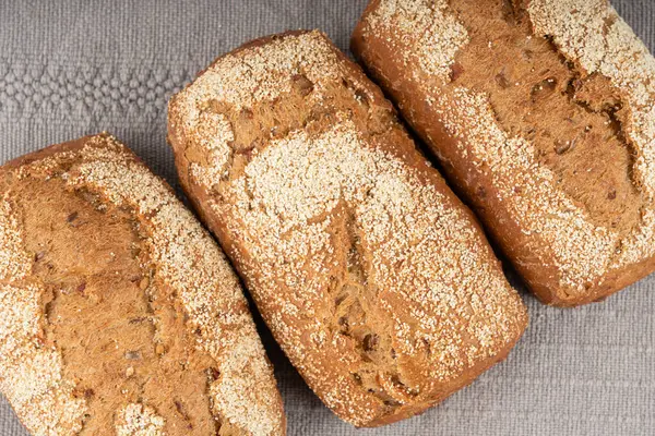 Kepekli tam buğday ekmeği, fitness kabaklı havuçlu çörekler tohumlu tahıllı ekmekli çavdar ekmeği.