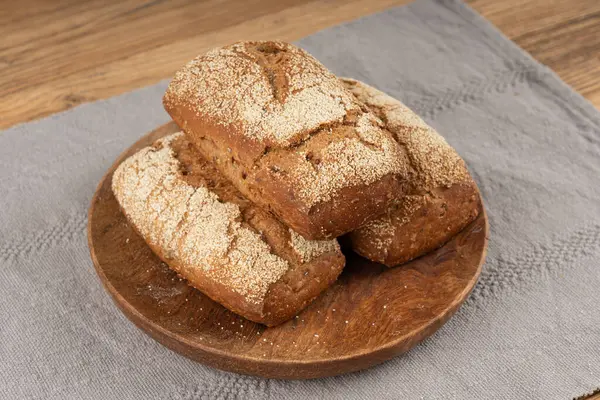 Kepekli tam buğday ekmeği, fitness kabaklı havuçlu çörekler tohumlu tahıllı ekmekli çavdar ekmeği.