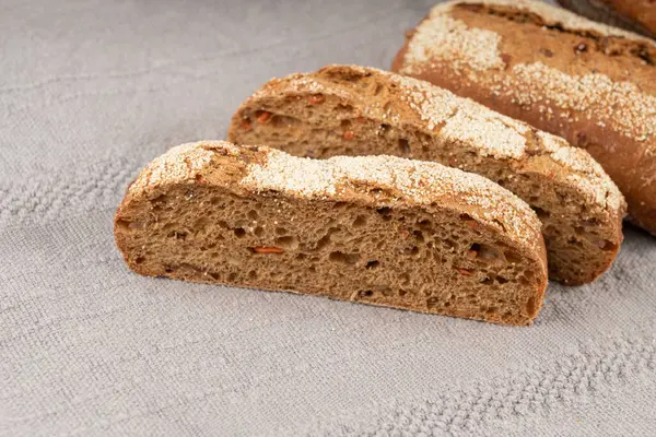 Kepekli tam buğday ekmeği, fitness kabaklı havuçlu çörekler tohumlu tahıllı ekmekli çavdar ekmeği.