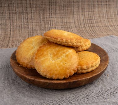 Hollanda geleneksel kurabiyeleri, Hollanda bademi dolgulu pasta, Hollanda badem ezmeli pasta, gevulde koek veya fındık ezmeli tart, Breton tereyağlı bisküvi yakın çekim