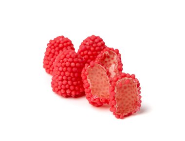 İzole edilmiş jelibon, çiğnenmiş ahududu yığını, şeffaf jöle böğürtlenleri, kırmızı jelatin şekerler ve siyah meyveli böğürtlenler beyaz arka planda yarımlar