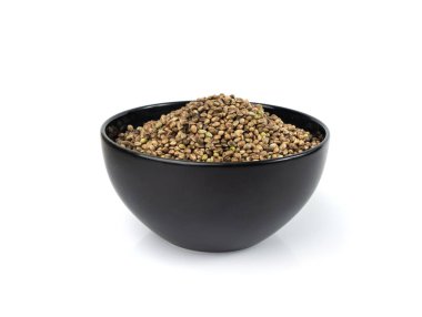 Siyah kasedeki kenevir tohumları izole edilmiş, kenevir taneleri, marihuana çekirdekleri, beyaz arka plandaki kenevir tohumları.
