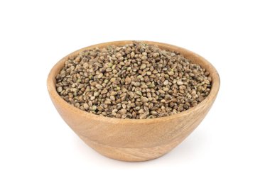 Ahşap kasedeki kenevir tohumları izole, kenevir taneleri, marihuana çekirdekleri, beyaz arka plandaki kenevir tohumları