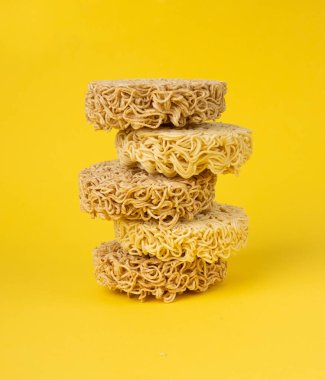 Çiğ Erişte Yığını, Kuru Yuvarlak Ramen Erişte Seti, Pişmemiş Kore Vermicelli, Hızlı Çin Çavdarı ve Buğday Makarnası, Sarı Arkaplanda Hazır Makarna