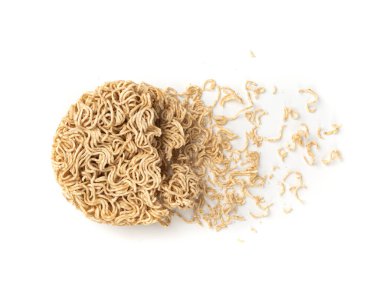 Kırık Raw Erişteleri İzole, Kuru Yuvarlak Ramen Eriştesi, Pişmemiş Kore Vermicelli, Hızlı Çin Buğday Makarnası, Beyaz Arkaplan Üst Görünümünde Anında Makarna