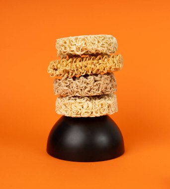 Çiğ Erişte Yığını, Kuru Yuvarlak Ramen Eriştesi Seti, Pişmemiş Kore Vermicelli, Hızlı Çin Çavdar ve Buğday Makarnası, Turuncu Arkaplanda Hazır Makarna