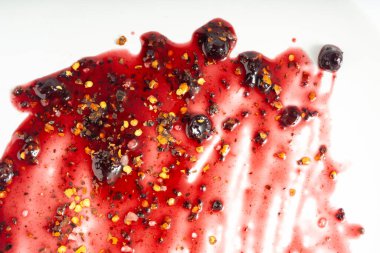 Çili soslu kara frenk üzümü reçeli, kırmızı biber reçeli, baharatlı yaban mersini jölesi, meyveli konfeksiyon lekesi, kırmızı leke dokusu, reçel dokusu arka plan