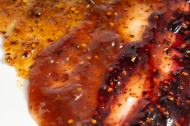 Kırmızı biberli reçel, kırmızı biberli reçel, reçelli reçel, baharatlı meyve jölesi meyveli konfeksiyon lekesi, sarı lekeli desen, reçel desenli arka plan.