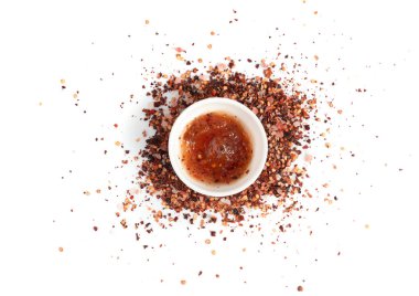 Kırmızı biberli portakal reçeli, kayısı biberli marmelat lekesi, baharatlı meyve jölesi konfeksiyon lekesi, sarı kırmızı şurup lekesi, mango sosu damlaları, beyaz arka plana dökülen reçel.