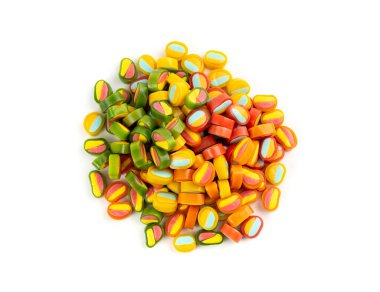 Yuvarlak şeker yığınları izole edildi. Küçük çiğneyen renkli jelibonlar, marmelat kesikleri, haplar, jelibon yığını, beyaz arka planda jelatin şekerler yığını