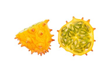 Kiwano dilimleri yalıtılmış, jöleli kavun parçaları, salatalık metuliferus olgun meyve, portakal boynuzlu kavun, afrika boynuzlu salatalık, beyaz arka planda çivili kavun.