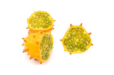 Kiwano dilimleri yalıtılmış, jöleli kavun parçaları, salatalık metuliferus olgun meyve, portakal boynuzlu kavun, afrika boynuzlu salatalık, beyaz arka planda çivili kavun.