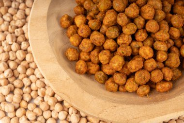 Yakından kızarmış nohut, leblebi yığını, baharatlı kızarmış chana, naneli ve baharatlı makro çıtır tavuk bezelyesi, ahşap kasede geleneksel doğu baharatlı atıştırmalık.