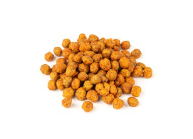 Kızarmış nohut, leblebi yığını, baharatlı kızarmış chana, nane ve baharatlı çıtır bezelye, beyaz arka planda geleneksel doğulu baharatlı aperatif.