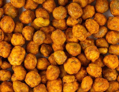 Kızarmış nohut dokusu, leblebi deseni, baharatlı kızarmış chana bayrağı, bir sürü çıtır bezelye makarnası modeli, geleneksel doğu baharatlı çerez üst görünümü.