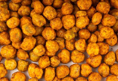 Kızarmış nohut dokusu, leblebi deseni, baharatlı kızarmış chana bayrağı, bir sürü çıtır bezelye makarnası modeli, geleneksel doğu baharatlı çerez üst görünümü.