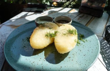 Litvanya usulü patates köftesi, cepelinai gözlemesi ya da kolduny, et draniki, Litvanya usulü didzkuliai ya da deruny. Kalduny patates latkeleri, Doğu Avrupa latka yemekleri
