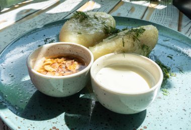 Litvanya usulü patates köftesi, cepelinai gözlemesi ya da kolduny, et draniki, Litvanya usulü didzkuliai ya da deruny. Kalduny patates latkeleri, Doğu Avrupa latka yemekleri