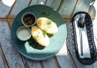 Litvanya usulü patates köftesi, cepelinai gözlemesi ya da kolduny, et draniki, Litvanya usulü didzkuliai ya da deruny. Kalduny patates latkeleri, Doğu Avrupa latka yemekleri