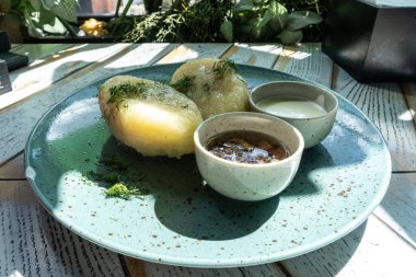 Litvanya usulü patates köftesi, cepelinai gözlemesi ya da kolduny, et draniki, Litvanya usulü didzkuliai ya da deruny. Kalduny patates latkeleri, Doğu Avrupa latka yemekleri