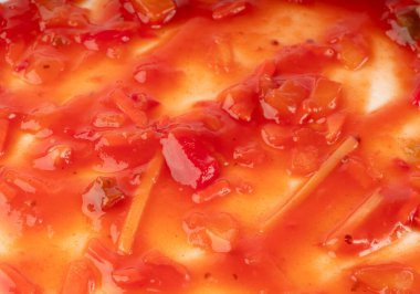 Sebze soslu domates sosu, kırmızı tatlı ve ekşi makarna marinara sosu, ananas, soğan, havuç, dolma biber, bambu filizleri ve bitkilerle Meksika sosu.