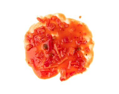 Sebzeli domates sosu, yalıtılmış kırmızı tatlı ve ekşi makarna marinara sosu, ananas, soğan, havuç, dolmalık biber, bambu filizleri ve beyaz arka planda otlar.