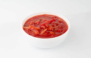 Sebzeli domates sosu, yalıtılmış kırmızı tatlı ve ekşi makarna marinara sosu, ananas, soğan, havuç, dolma biber, bambu filizleri ve beyaz zemin üzerinde otlar.