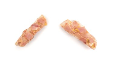 Et jölesi dilimleri, aspic izole edilmiş jambon, otlu ve baharatlı sosis, aspic jöle, kış eti pırıltısı, jöleli galareta, beyaz arka planda kas gücü.