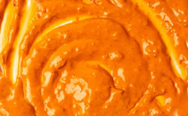 Kırmızı mojo rojo sosu lekesi, geleneksel Tenerife sosu serpintisi, mojo picon sos serpintisi, Kanarya Adaları yemeği.