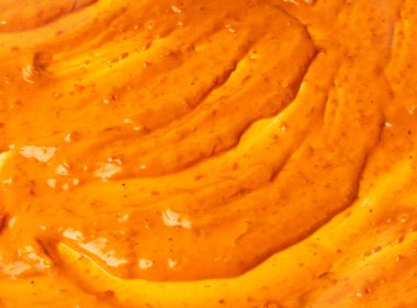 Kırmızı mojo rojo sosu lekesi, geleneksel Tenerife sosu serpintisi, mojo picon sos serpintisi, Kanarya Adaları yemeği.