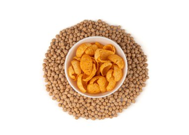 Humus nohut cipsleri izole, cips yığını, sağlıklı turuncu aperatif, kızarmış organik bakla gevreği, beyaz arka planda beyaz kasede garbanzo fasulyesi atıştırmalıkları.