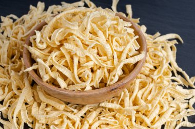 Passatelli spatzle makarna kasede, çiğ spaetzle noodle, ev yapımı Alman makarnası, siyah arkaplanda sada sahanda yumurta makarna.