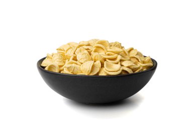Bowl 'da çiğ Orecchiette Makarna, Ev Yapımı Kuru Makarna, İtalyan Recchietedde, Çiğ Erişte, Beyaz Arkaplan' da Orecchiette Makarna