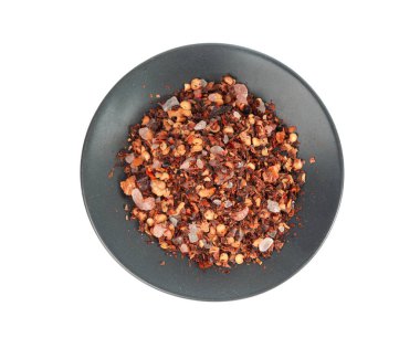 Chili ve tuz çeşnili yalıtılmış, kırmızı kırmızı biberli baharat tozu küçük tabakta, ezilmiş acı biber taneleri ve beyaz arka planda tohumlar.