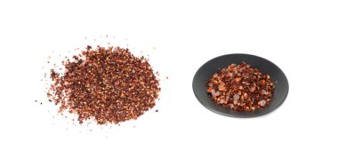 Chili ve tuz çeşnili yalıtılmış, kırmızı kırmızı biberli baharat tozu küçük tabakta, ezilmiş acı biber taneleri ve beyaz arka planda tohumlar.