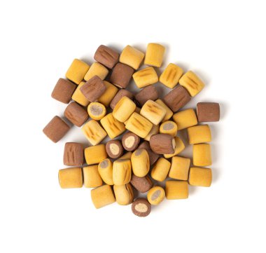 Dolu köpek bisküvileri, izole krakerler, yumuşak gevrek evcil hayvan ziyafetleri, aromalı küçük köpek bisküvileri, doldurulmuş bisküviler, beyaz arka planda köpek maması eğitimi.