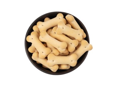 Siyah kasedeki köpek bisküvileri izole edilmiş, yumuşak çıtır evcil hayvanlar, aromalı küçük köpek kurabiyeleri, kemik şekilli bisküviler, beyaz arka planda köpek maması eğitimi.