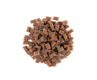 Mini kemik şekilli hayvan maması izole edilmiş, küçük köpekler çıtır çıtır yiyecek yığını, aromalı kahverengi kuru mama, beyaz arka planda köpek maması.