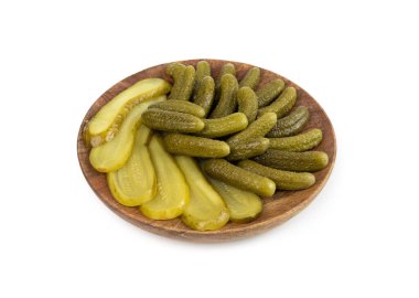 Tahta tabakta soyulmuş salatalık turşusu. salamura yiyecek, salamura sebze, turşu, salatalık turşusu beyaz arka planda.