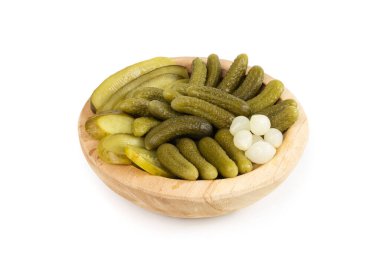 Tahta kasede izole edilmiş salatalık turşusu. salamura yiyecek, salamura sebze, turşu, salatalık turşusu beyaz arka planda.