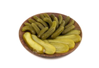 Tahta tabakta soyulmuş salatalık turşusu. salamura yiyecek, salamura sebze, turşu, salatalık turşusu beyaz arka planda.