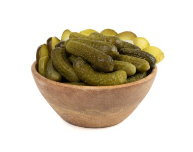 Tahta kasede izole edilmiş salatalık turşusu. salamura yiyecek, salamura sebze, turşu, salatalık turşusu beyaz arka planda.